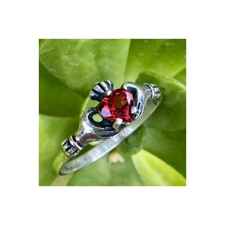 Anillo Claddagh con Granate en plata 925