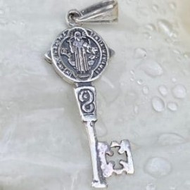 Dije llave de san Benito en plata 925