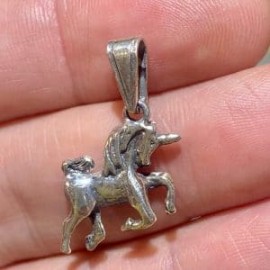 Dije unicornio en plata 925