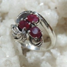 Anillo con Rubies naturales en plata 925