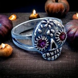 Anillo calavera azucarado con Granate en plata 925