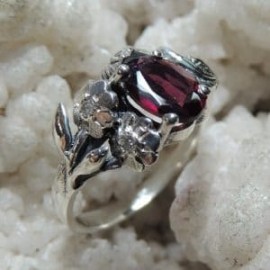 Anillo Granate y Diamantes en plata 925