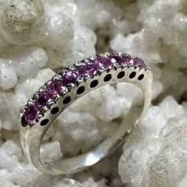 Anillo medio churumbela con zafiro rosa